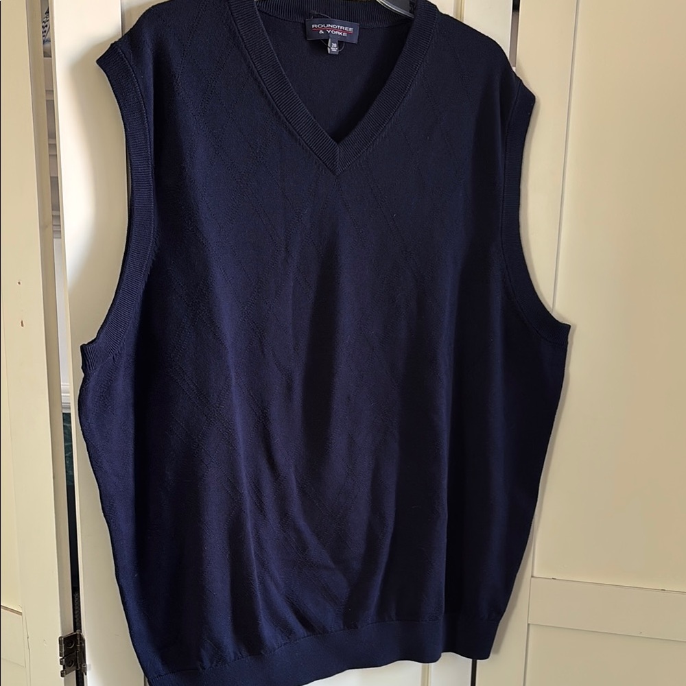 Men’s golf sweater vest. Roundtree and Yorke